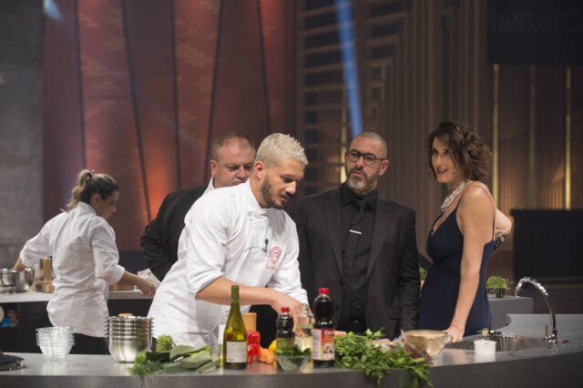 Carlos Reinis / Band / Divulgação Os jurados Érick Jacquin, Henrique Fogaça e Paola Carosella analisam Lorena e Rodrigo na final do 'MasterChef Brasil' em 2019.