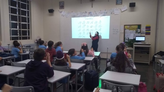Divulgação/Colégio Marista Estudantes do ensino fundamental aprendem Libras para se comunicar com colega de sala em Ribeirão Preto, no interior de São Paulo.