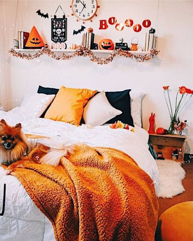 Pinterest/Moercar Uma colcha laranja e algumas almofadas pretas já transformam o quarto para o Dia das Bruxas