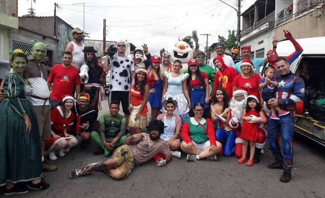 Arquivo pessoal/Doce Natal Voluntários do Doce Natal se caracterizam de diversos personagens para interagirem com as crianças.