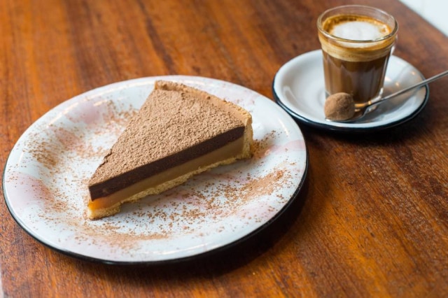 Tiago Queiroz/Estadão Torta de chocolate com caramelo salgado e café com brigadeiro puxa-puxa