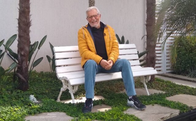 SBT / Divulgação Carlos Alberto de Nóbrega sentado no banco de 'A Praça É Nossa' que guarda em sua casa