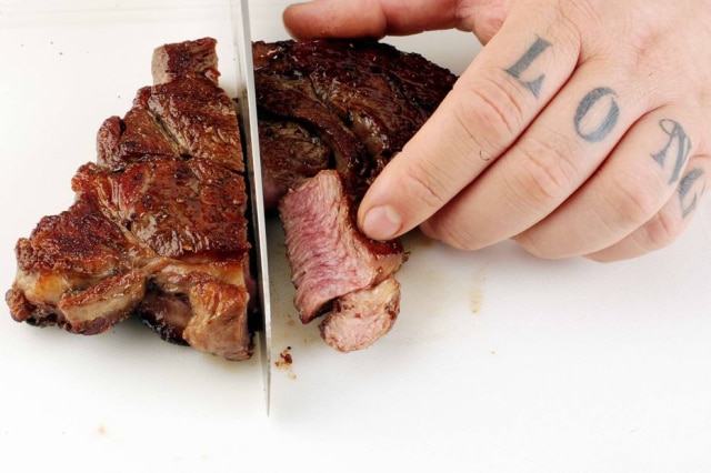 Filipe Araújo/Estadão Bife de respeito - alto, com crostinha e suculento.