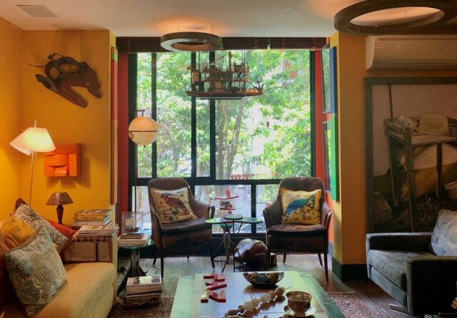 Chicô Gouvêa Maior transparência: em sala decorada por Chicô Gouvêa, parede é removida e, em seu lugar, é instalada uma janela