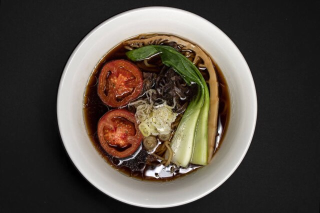 Tati Frisson Yasai Ramen, com caldo de cebola tostada, do Tan Tan.