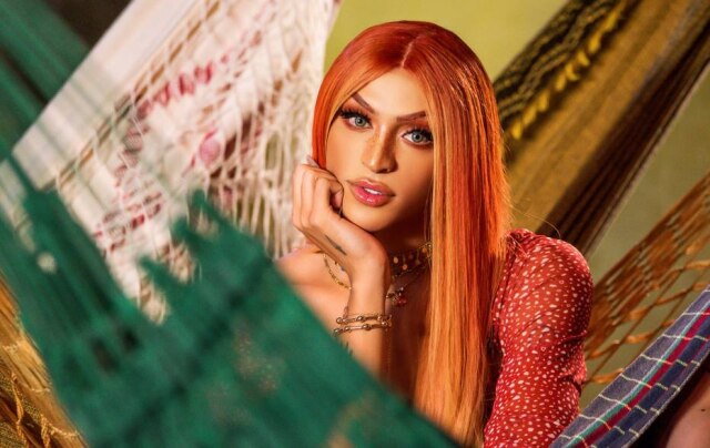 Ernna Cost A cantora Pabllo Vittar, que fez rinoplastia e cirurgia plástica no queixo