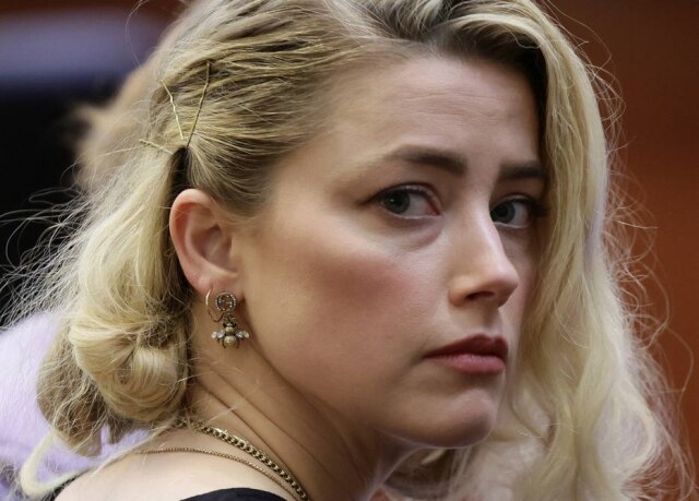 REUTERS/Evelyn Hockstein/Pool Amber Heard durante o julgamento do caso de difamação contra o ex-marido Johnny Depp. A atriz pediu que o veredicto do júri fosse anulado por falta de provas.