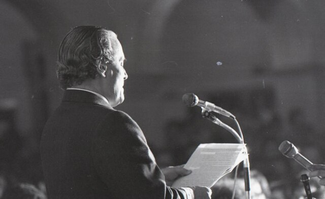 Goffredo da Silva Telles lê  a Carta aos Brasileiros pedindo Estado de Direito, nas Arcadas da Faculdade do Largo de São Francisco, São Paulo, SP,  08/8/1977.