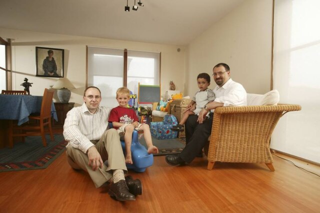 JJ/ Creative Commons Os homens em relacionamentos gays foram mais propensos a dizer que haviam discutido como dividir o trabalho quando começaram a morar juntos