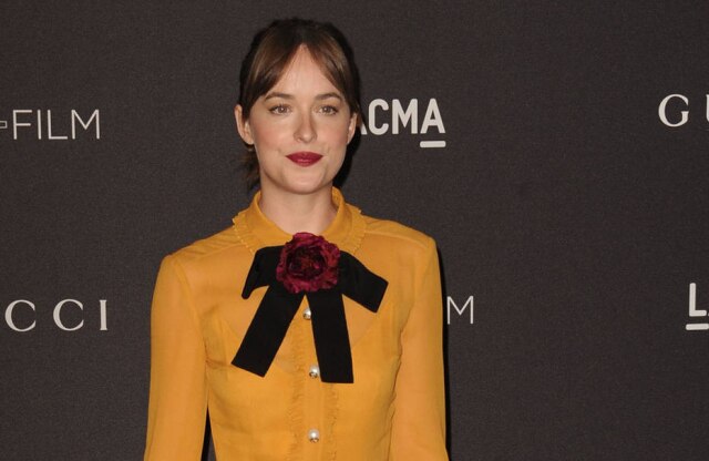 Bang Showbiz Dakota Johnson chega ao LACMA 2015