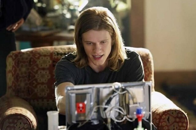 Divulgação Lucas Till na pele de novo MacGyver.
