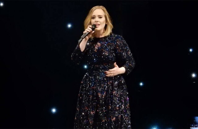 Bang Showbiz Adele lançou indireta para o namorado, pela demora em pedido de casamento.