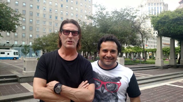 Divulgação O humorista ao lado do baterista do Alice in Chains.