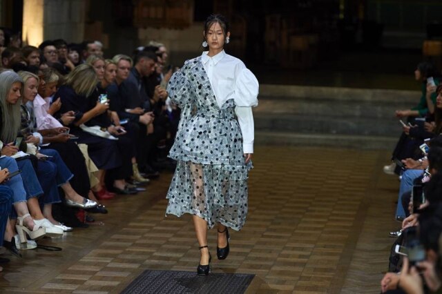 AFP PHOTO / NIKLAS HALLE'N Simone Rocha verão 2017.