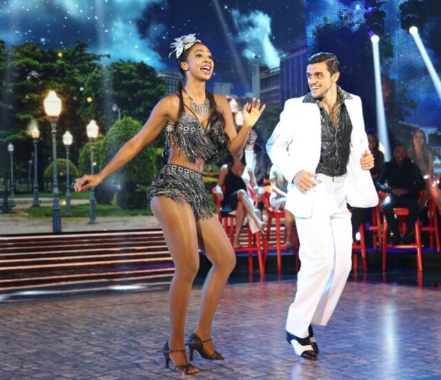 Reprodução/Carol Caminha/Gshow Felipe Simas e Carol Agnelo vencem a 'Dança dos Famosos'.