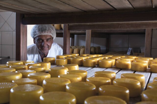 Rubens Chaves/Divulgação O mineiro Alexandre Honorato, nascido na cidade de Araxá e que, ao lado da mulher, Berenice, produz cerca de 90 peças de queijo por dia nas versões meia cura e curado.