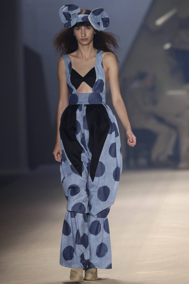 AP Photo/Andre Penner Maxipoás e muito jeans no desfile divertido da Amapô