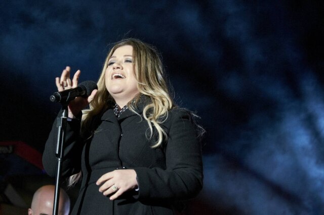 The New York Times / T. J. Kirkpatrick Após um show em Las Vegas, Kelly Clarkson ajuda fã em pedido de casamento.