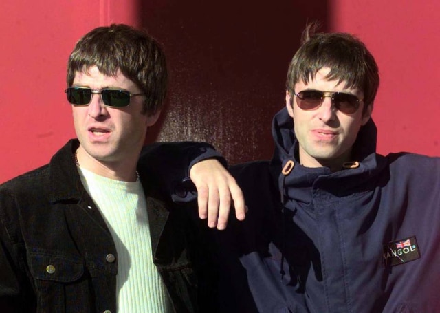 Russell Boyce Os irmãos Noel e Liam Gallagher, que formavam a banda Oasis
