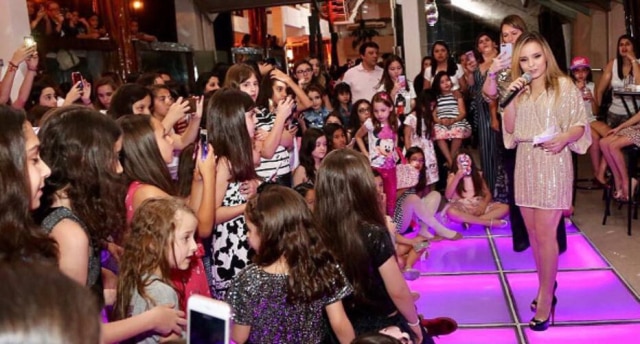 Instagram/@larissamanoela Larissa Manoela doou renda de show para ajudar no tratamento de câncer de uma amiga.