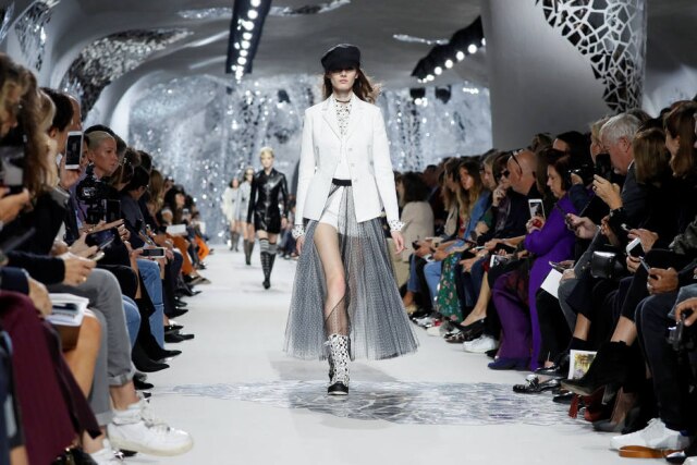 REUTERS/Gonzalo Fuentes As formas clássicas da Dior, como o tailleur, apareceram de maneira moderna nesta coleção