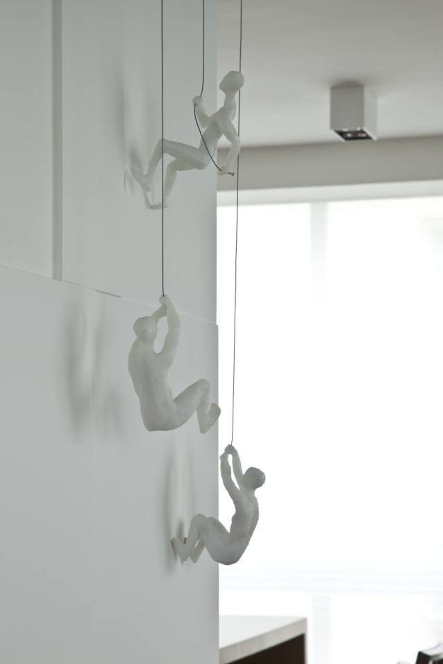 Luis Gomes A escultura ‘Homem branco escalando’, da Marche Art de Vie que escalam uma das paredes da sala mantém a sensação de movimento do ambiente