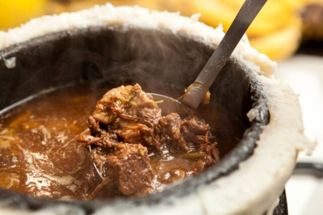 Codo Meletti/Estadão Barreado do Tordesilhas, servido com farinha de mandioca e banana-da-terra.