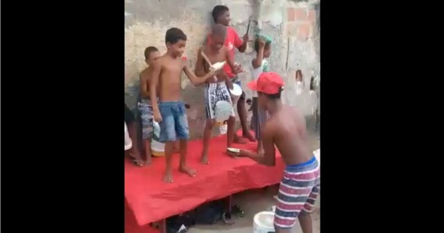 Facebook/ alain.kochsoares/ Reprodução Crianças da comunidade Morrinho tocam samba-enredo da Beija-Flor com baldes e garrafas
