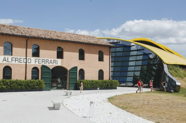 Majlend Bramo/The New York Times Fachada do Museu Enzo Ferrari em Modena, Itália.