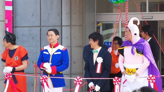 Twitter / @tottorimagazine Políticos vão a inauguração de museu vestidos de personagens de anime.