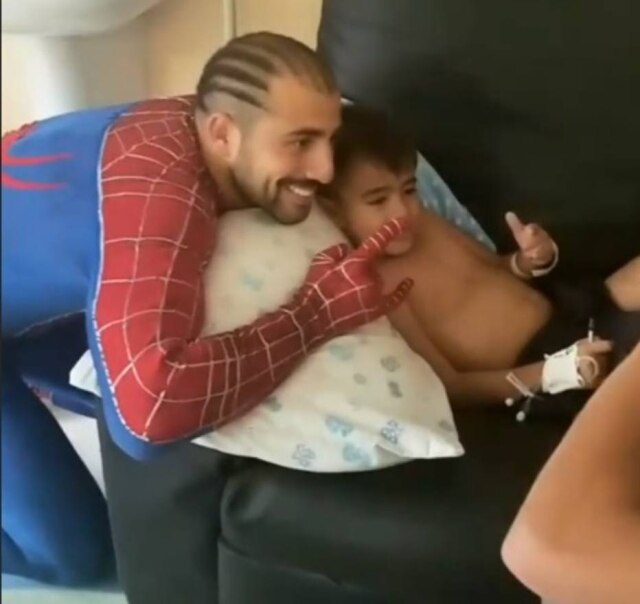 Instagram.com/kaysar.dadour Kaysar visitou crianças em um hospital de Curitiba.