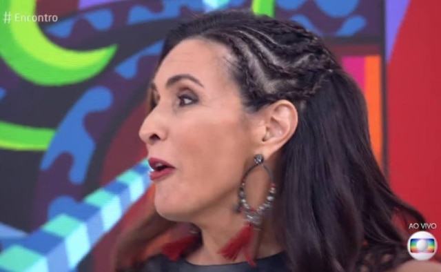 Reprodução de 'Encontro com Fátima Bernardes' (2018) / TV Globo A apresentadora Fátima Bernardes mostra o penteado feito nesta quinta-feira, 3.