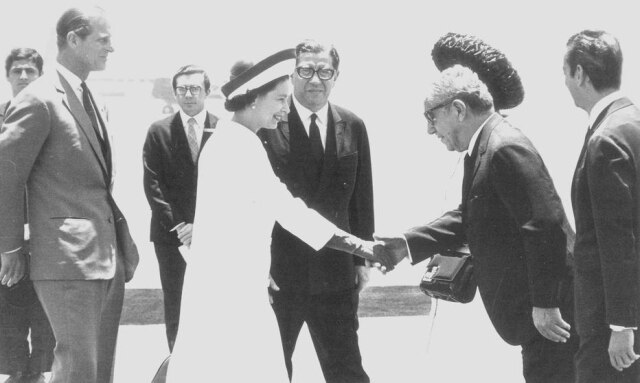 Acervo Estadão A rainha Elizabeth II sendo recebida pelo presidente militar Artur Costa e Silva na sua visita ao Brasil em 1968