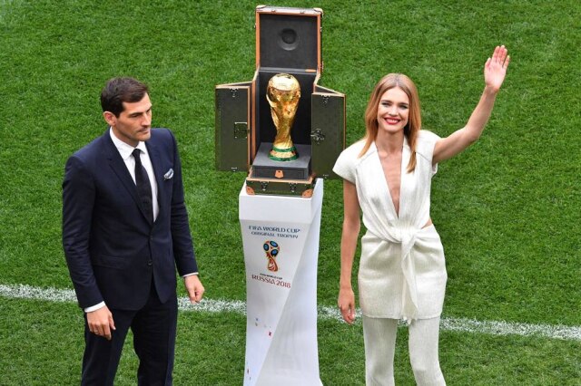 AFP PHOTO / Mladen ANTONOV Usando look todo Louis Vuitton e ao lado do goleiro espanhol Iker Casillas, Natalia Vodianova apresentou a taça da Copa do Mundo