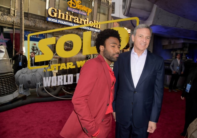 Kevin Winter / AFP Bob Iger ao lado de Donald Glover.