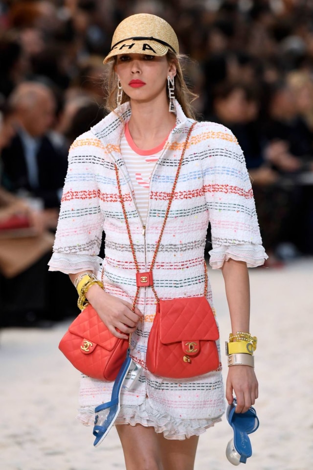 Bertrand Guay/AFP As bolsas foram usadas em duplas no desfile