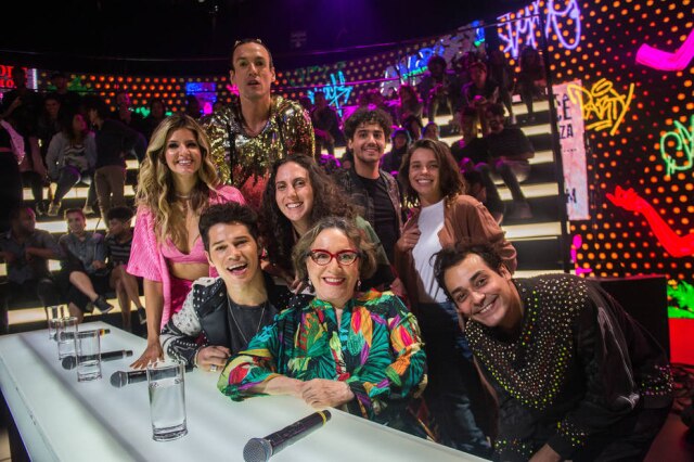 Globo/Raquel Cunha/Divulgação Participantes da bancada do episódio de estreia.