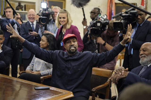 Gabriella Demczuk/The New York Times Kanye West durante reunião com o presidente dos EUA, Donald Trump, no Salão Oval da Casa Branca, em Washington