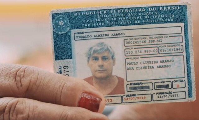 YouTube / Shell Carteira de motorista de Afrodite ainda consta seu antigo nome e foto com sua fisionomia do passado.