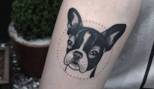 Arquivo pessoal Janaina Ferreira tatuou o rosto da cachorra no braço para eternizar as lembranças.