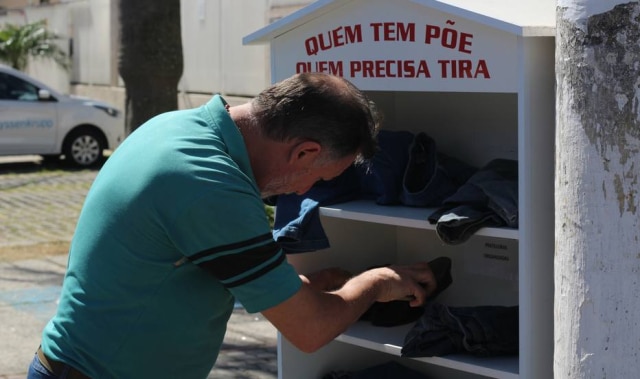 Estadão / Caio Nascimento Sérgio Oliveira aproveita o tempo livre para limpar a casa de roupas e arrumar os itens deixados por lá.