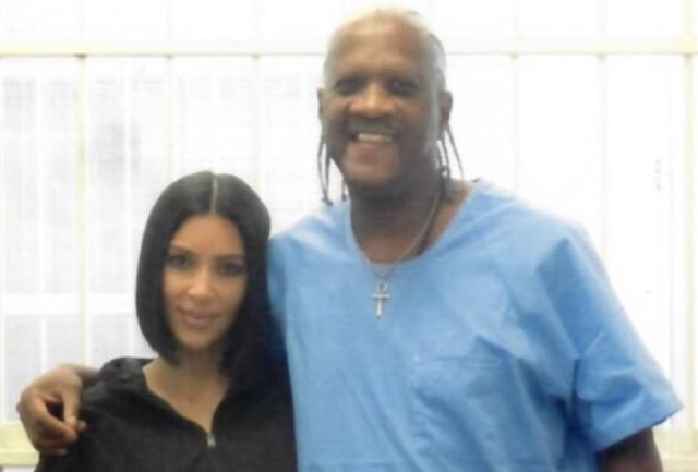 Twitter / @KimKardashian Kim Kardashian foi visitar Kevin Cooper no presídio de San Quentin, na Califórnia, e disse que o encontro foi 'emocionante'.