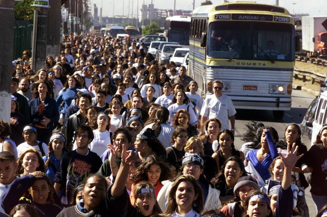 Monica Zarattini / Estadão Fãs em direção ao show dos Backstreet Boys em 5 de maio de 2001, em São Paulo, no Brasil.