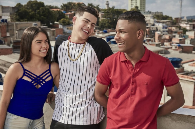Christian Gaul/Netflix Rita (Bruna Mascarenhas), MC Doni (Jottapê) e Nando (Christian Malheiros) no bairro fictício Vila Áurea, gravado na favela do Jaguaré, no extremo da zona oeste em São Paulo.