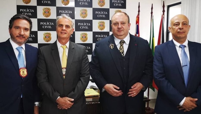 Instagram / @erickjacquin Erick Jacquin ao lado de delegados que o auxiliaram em caso de furto cometido por sua babá.