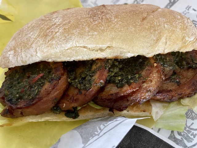 Patrícia Ferraz/Estadão Tchashu punch. Sanduba com barriga de porco fatiada no pão ciabatta, com molho chimichurri