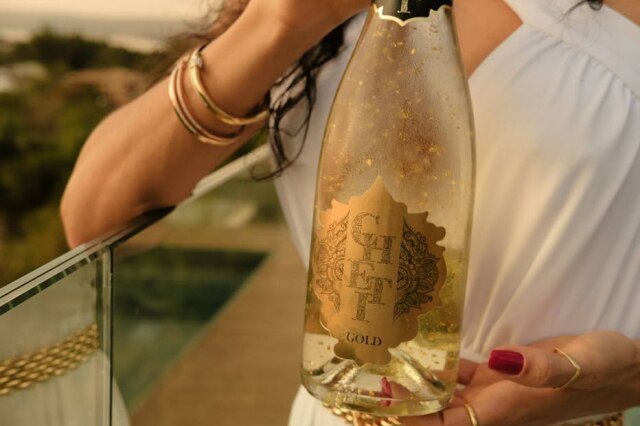 Cheti Espumante elaborado pelo enólogo Cardozo, nas versões brut e rosé, com folhas de ouro