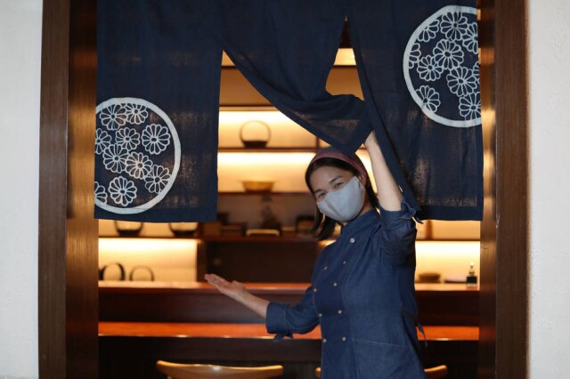 Chef Telma Shiraishi dá boas-vindas no restaurante Aizomê.