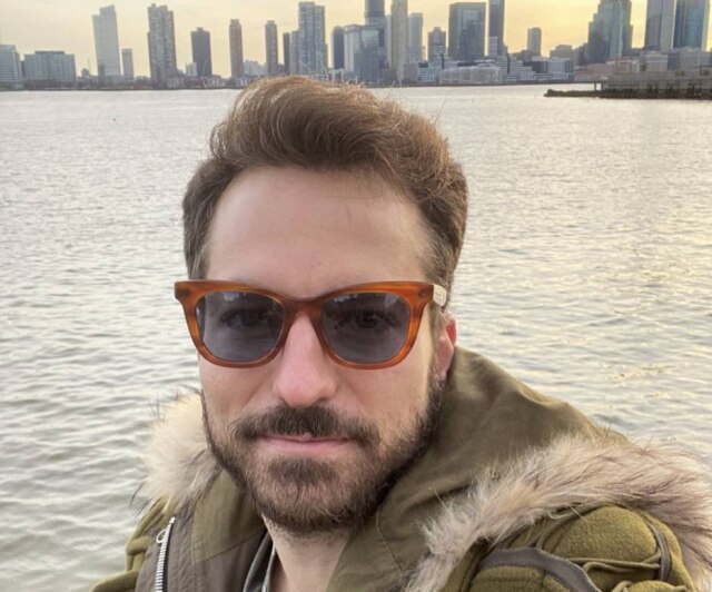 Instagram/@thalesbretas Thales Bretas, marido de Paulo Gustavo, joga cinzas do ator em Nova York