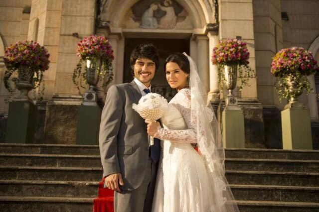 Arquivo Globo Na novela 'Em Família', Bruna Marquezine viveu Helena na segunda fase do folhetim e casou-se com Laerte (Guilherme Leicam).
